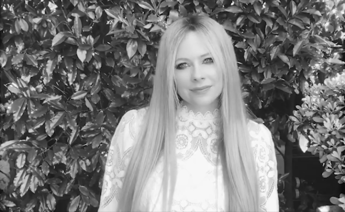 艾薇儿献唱抗疫新歌《我们都是勇士》