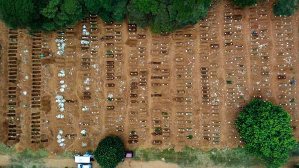 巴西挖掘万余墓穴，每5分钟就有逝者下葬