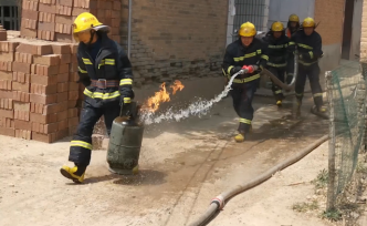 民房失火，消防员徒手拎出喷火煤气罐