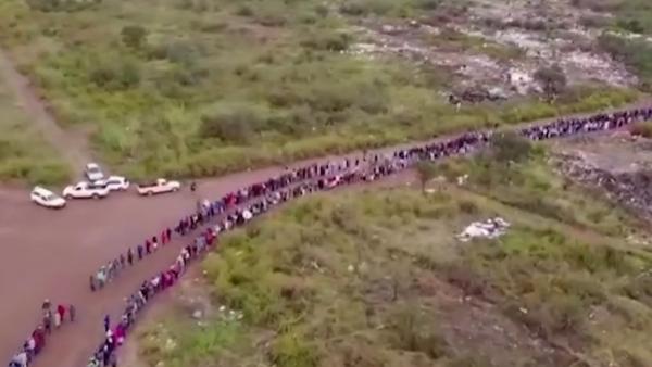 南非民众排队领救济食品，队伍绵延4公里