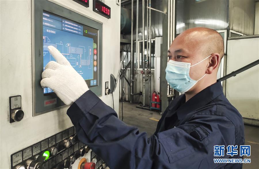 吉林省通用机械(集团)有限责任公司铝锻造分公司一工段工段长王明在车间内操作生产设备(4月30日摄)。新华社记者 许畅 摄