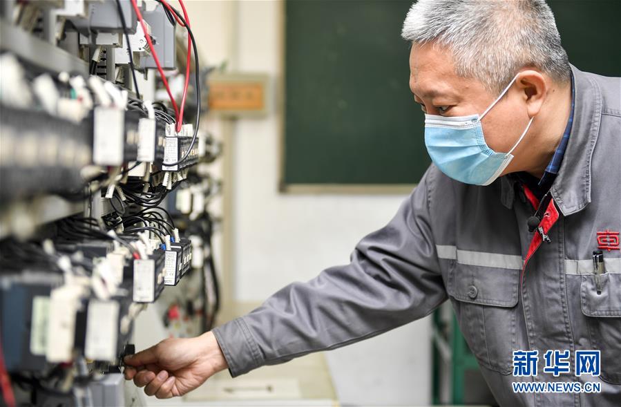 中车长春轨道客车股份有限公司首席操作师罗昭强操作高速车辆调试实训系统(4月26日摄)。新华社记者 许畅 摄