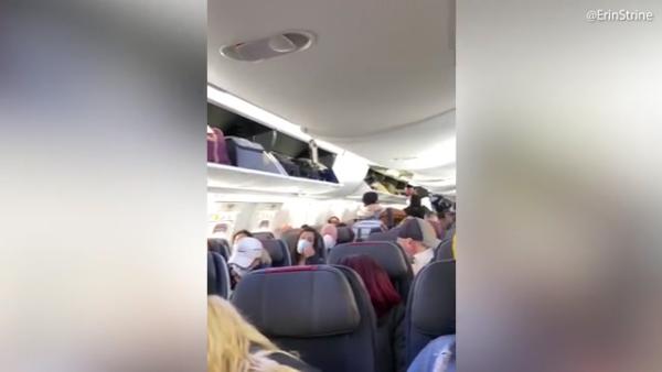 疫情期美国航空航班满员，乘客惊恐落泪