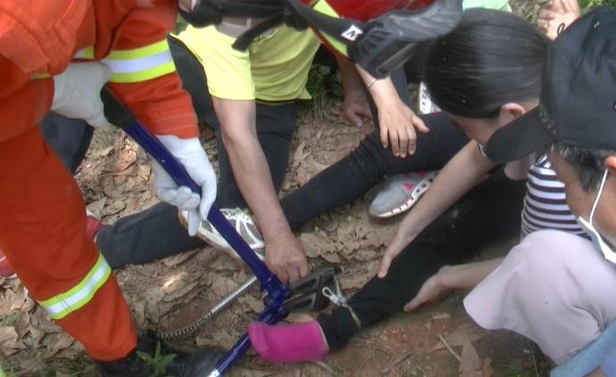 女驴友爬山被捕兽夹夹住，越挣扎越紧