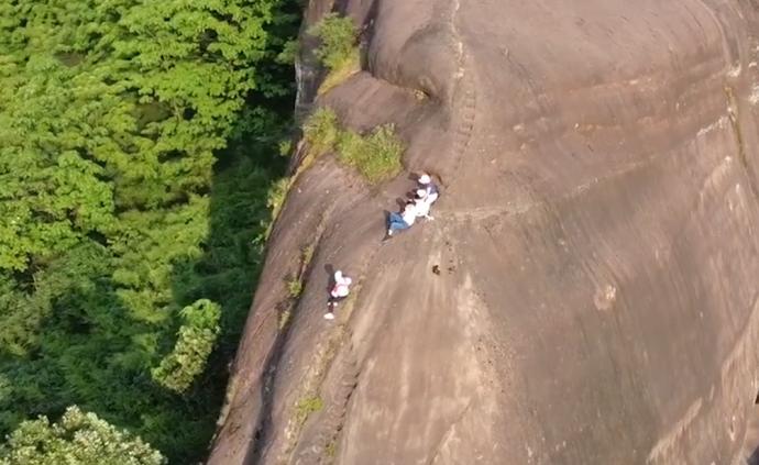 4人被困景区悬崖，消防员半小时救出