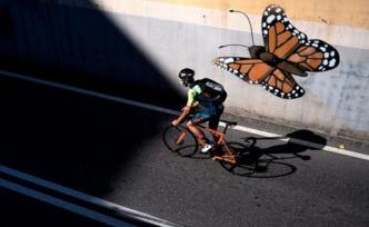 意大利自行车手“改行”：免费送外卖