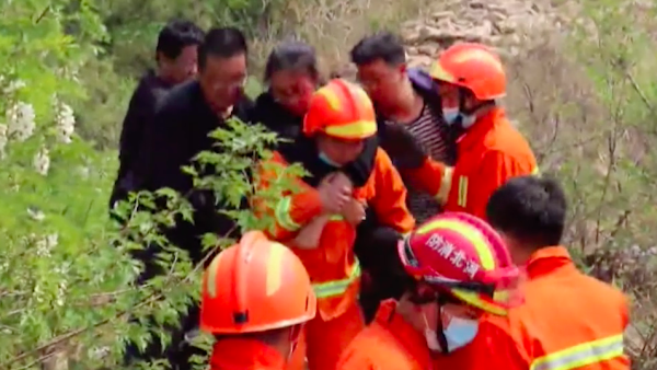 救助受伤女游客，消防员接力“下长城”