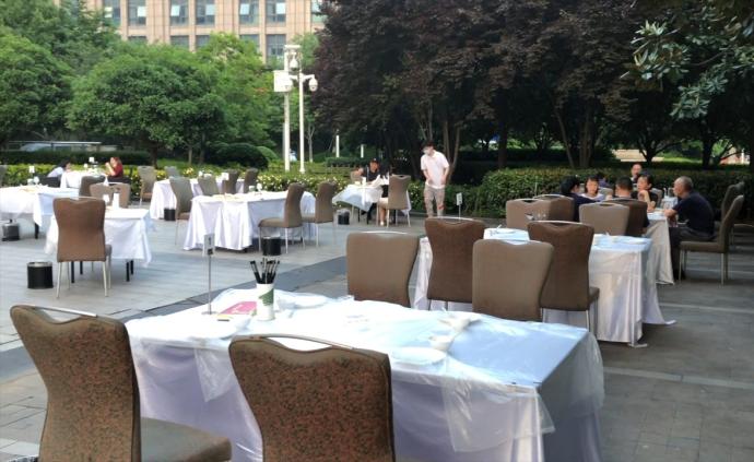 武漢五星級(jí)酒店門(mén)口賣(mài)燒烤：自救