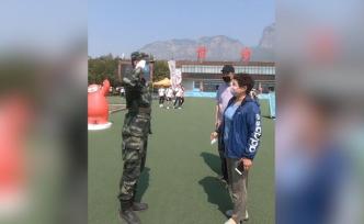 站崗武警婉拒母親為自己擦汗，回以軍禮