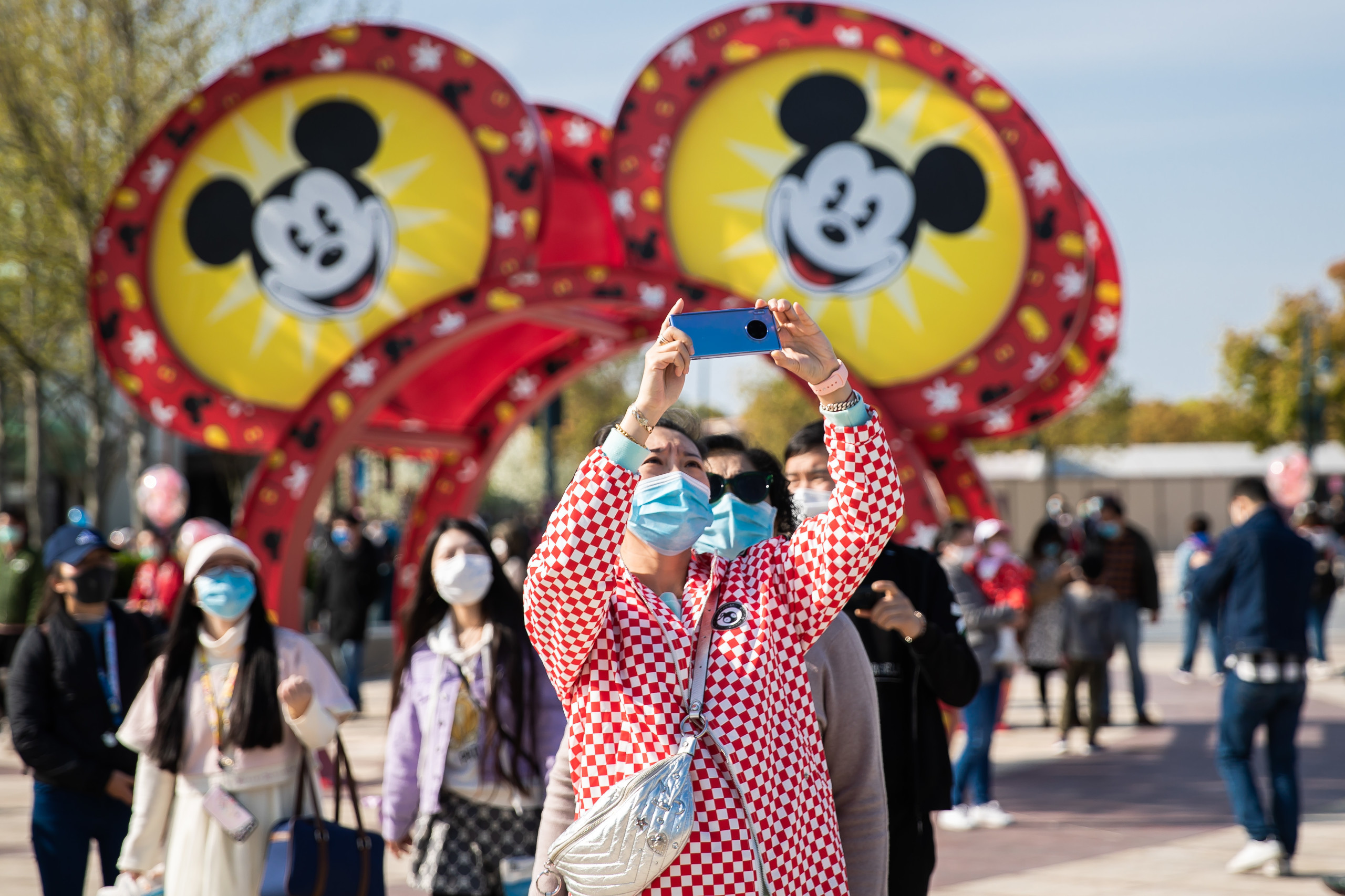游客在上海迪士尼度假区迪士尼小镇游玩。  东方IC 图