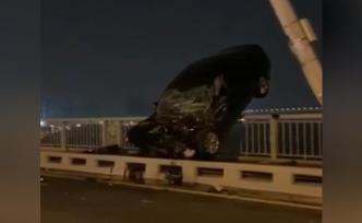 轿车撞断武汉长江大桥护栏，悬半空险坠江
