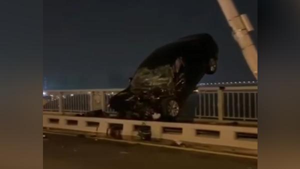 轿车撞断武汉长江大桥护栏，悬半空险坠江
