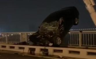 轿车撞断武汉长江大桥护栏险坠江