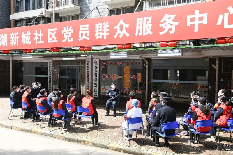 3月10日，习近平来到武汉东湖新城社区党群服务中心，同社区工作者、基层民警、卫生服务站医生、下沉干部、志愿者等亲切交流。
