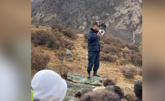 稻城亚丁保安唱歌，游客：有人跟唱后吸氧