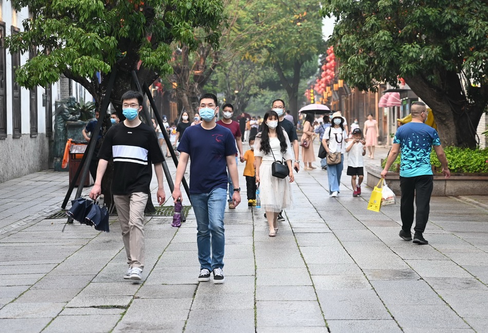 5月5日，游客在福州三坊七巷游玩。5月1日-5日，全国共计接待国内游客1.15亿人次，实现国内旅游收入475.6亿元。  新华社 图