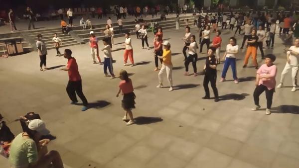 8岁女童当广场舞领舞，带大妈们一起跳