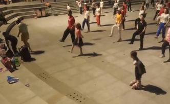 8岁女孩跳广场舞仨月，被大妈选为领舞