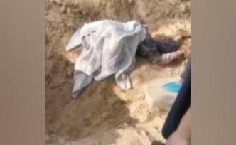 “男子将79岁母亲埋进墓坑”细节：黄土封住，但没有踩瓷实