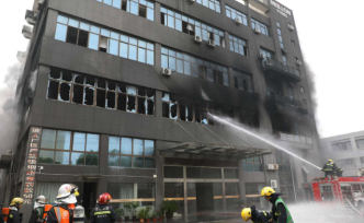 嘉兴一家泡沫包装公司突发火灾，消防已救出4名被困人员