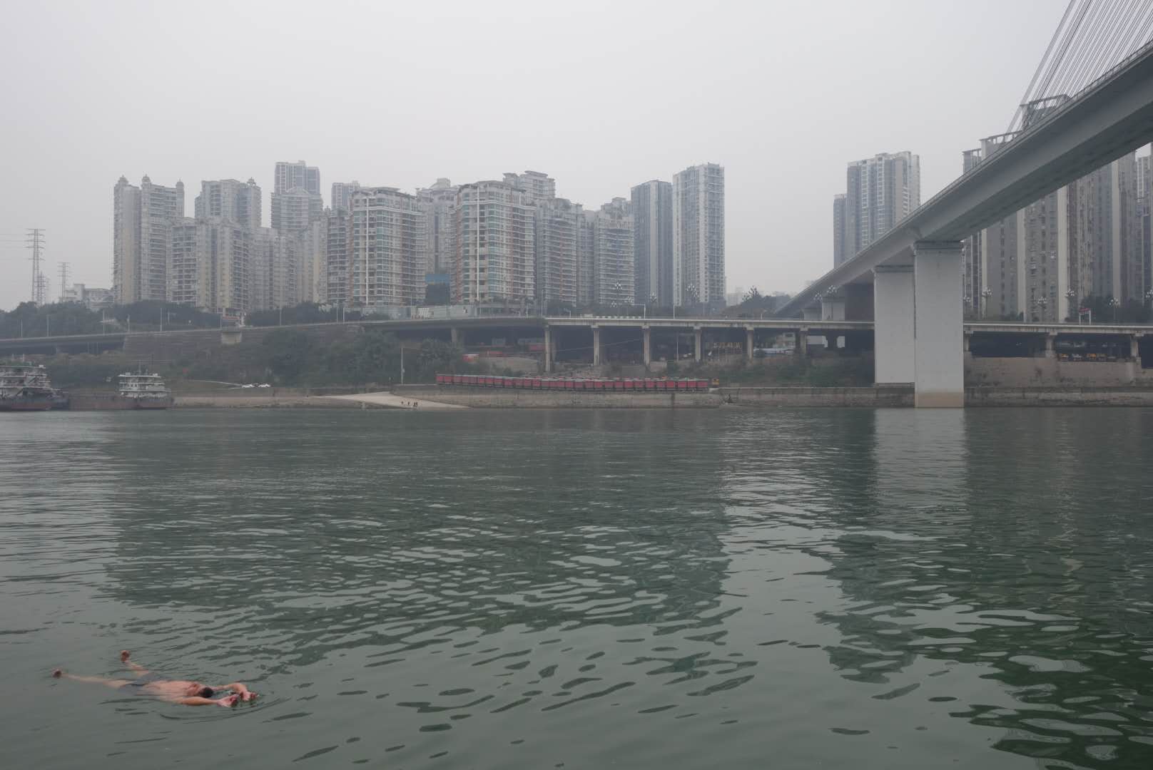 重庆嘉陵江畔的冬泳者