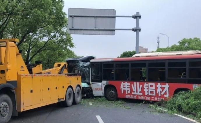 因一元车费，乘客手拽公交司机致两车相撞