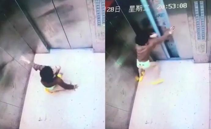 男孩獨自在電梯內(nèi)蹦跳，遇故障大哭扒門