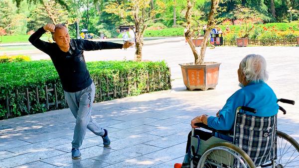 68岁教授为97岁妈妈跳舞：让她高兴