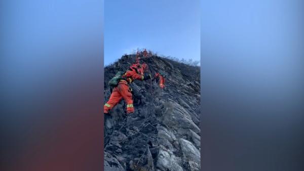 凉山再发山火，消防员爬70度陡坡救援