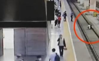 男子买错票，争吵后女友崩溃跳下高铁站台
