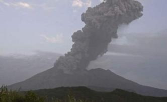 日本樱岛火山喷发烟尘高达4200米，6个航班被迫取消