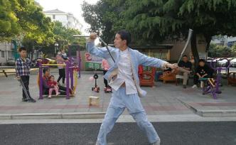 效仿偶像李小龙，上海武术教练用双节棍创造吉尼斯世界纪录