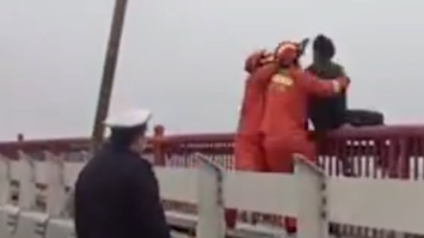 上海消防员3秒解救轻生男子