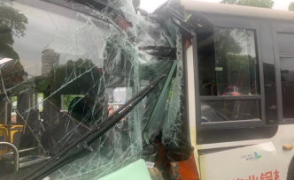 宁波一乘客拉拽司机致两公交车相撞3人受伤，已被刑拘