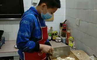 母親節(jié)，小學(xué)男生下廚做四菜一湯送媽媽