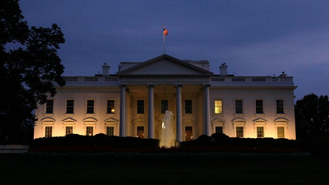 央视新闻奥巴马给特朗普抗疫下了定义，白宫为何“沦陷”？