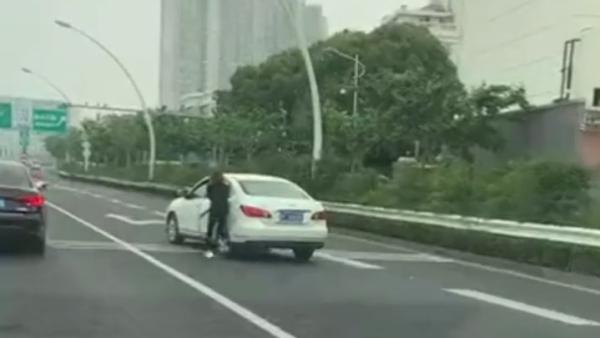 停车忘挂挡，上海一司机上演高架追车大戏
