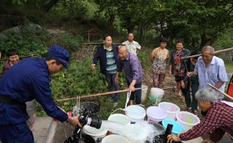 四川内江消防为群众送水200余吨，解决400余户用水困难