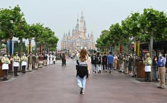 上海迪士尼乐园重启首日：女游客直呼“公主又能回家了”