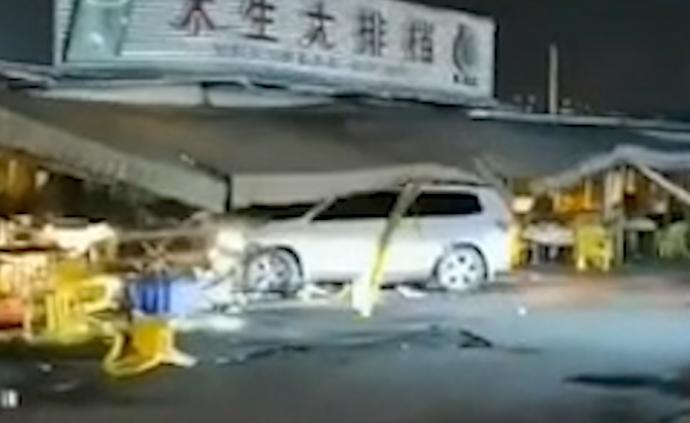 宵夜攤上起爭執,扔椅子后駕車直沖店鋪