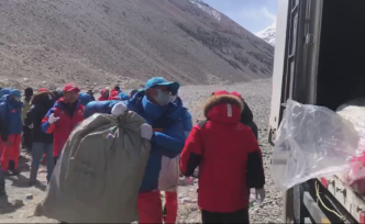 珠峰登山垃圾清理活动将持续一月