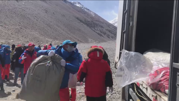 珠峰登山垃圾清理活动将持续一月