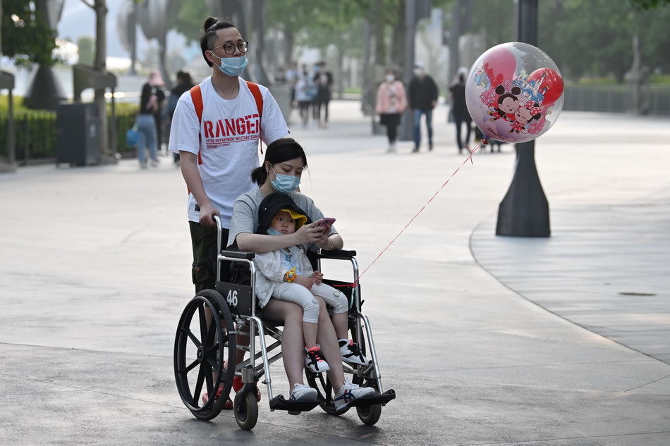 游客刘先生带着怀孕的老婆和三岁女儿小可爱在迪士尼游玩。“小熊（维尼探险）太好玩了，我下次还要来玩。”小可爱很高兴说道。