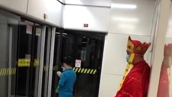 “唐僧”现身上海地铁站，口罩不能忘戴！
