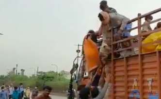 印度返乡潮：务工者带婴儿坐卡车回家