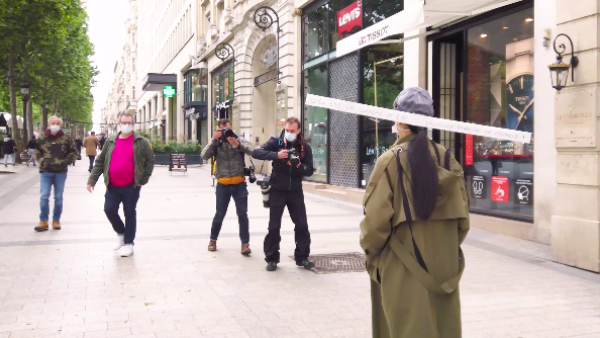 法国解封日，中国女孩戴1米帽上街引围观