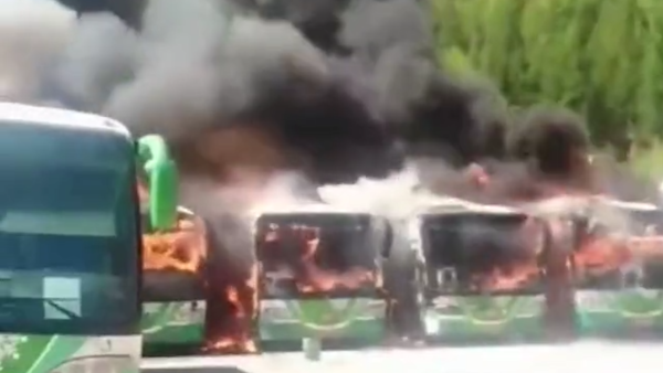 五台山6辆报废公交起火，员工丢烟头引燃