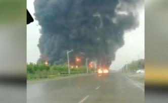 滨州一加油站附近大火，消防称系车祸引起