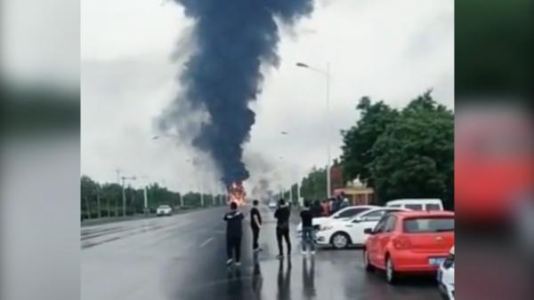 滨州一加油站附近起火，消防：车祸引起