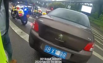 遮擋車牌被抓，男子當場“甩鍋”給兒子